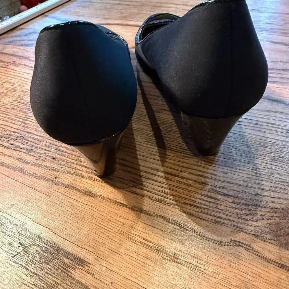 Bandolino Black Mary Jane 2” Wedge Pumps Almond Toe Patent Elastic Strap 7M